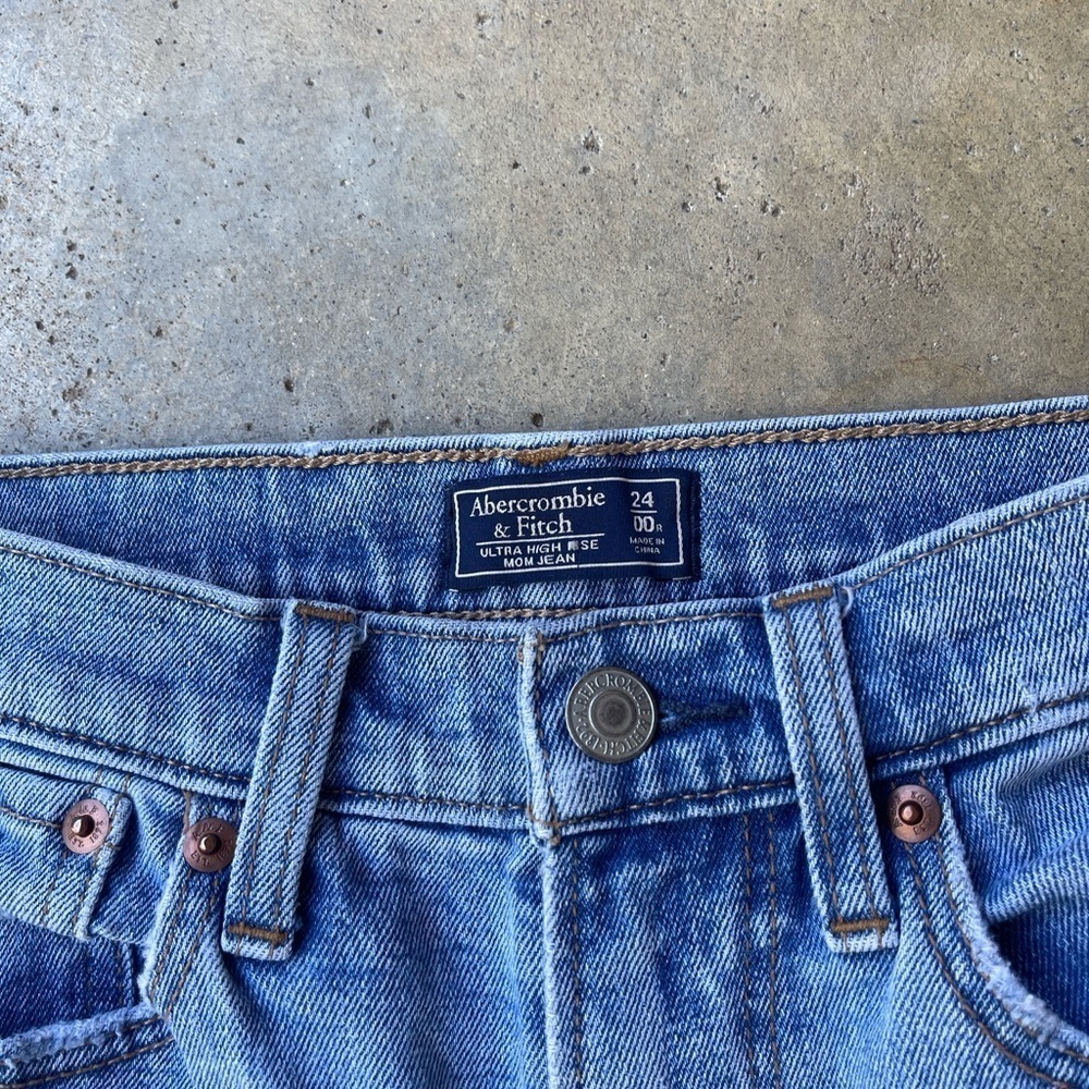 Abercrombie & Fitch Ultra High Rise Mom Jeans - Picture 3 of 4